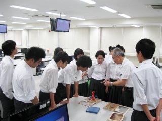 杉原教授による実習の様子 写真:杉原教授による実習の様子