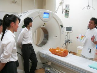 放射線部で説明を受ける様子 写真:放射線部で説明を受ける様子
