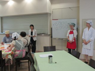 調理実習の様子1 写真:調理実習の様子1