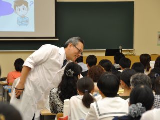 伊藤教授による説明 写真:伊藤教授による説明
