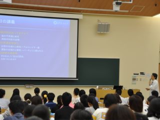 漆谷教授による模擬講義 写真:漆谷教授による模擬講義