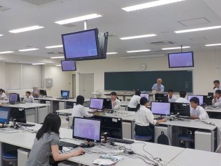 杉原教授による講義 写真:杉原教授による講義