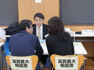 写真：個別相談会の様子