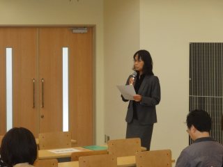 尾松 万里子 学長補佐(男女共同参画担当) による司会の様子 写真:尾松 万里子 学長補佐(男女共同参画担当) による司会の様子