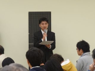 写真：石田　正平　学園祭講演会班員の挨拶
