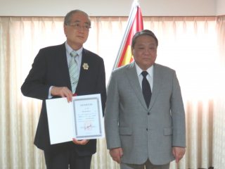 写真：西川望先生（左側）と駐日モンゴル国大使（右側）