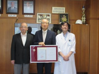 学長室で記念撮影1 写真:学長室で記念撮影1