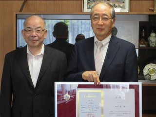 学長室で記念撮影2 写真:学長室で記念撮影2