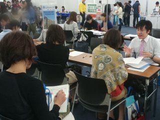 個別相談の様子1 写真:個別相談の様子1