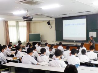 垰田准教授による講義風景 写真:垰田准教授による講義風景