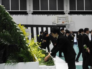 写真：学生献花の様子
