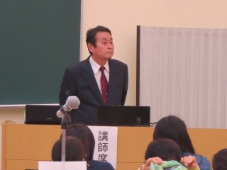 写真：杉山氏による講演の様子