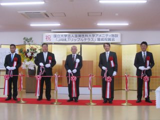 テープカットの様子(中央:塩田学長) 写真:テープカットの様子(中央:塩田学長)