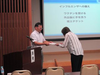 丸尾生涯学習支援室長による修了証書の授与 写真:丸尾生涯学習支援室長による修了証書の授与