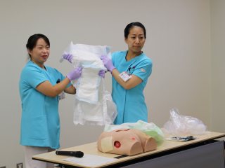 モデルを使用したケアの実技 写真:モデルを使用したケアの実技