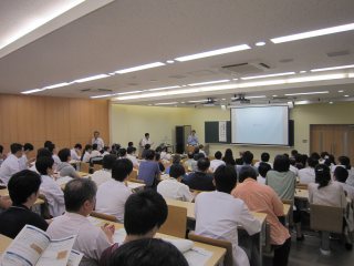 講演を熱心に聞き入る研究者 写真:講演を熱心に聞き入る研究者