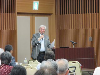 写真：開会の挨拶をする 皮膚科学講座の田中俊宏教授
