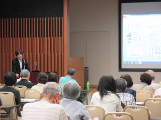 写真：内科学講座（消化器・血液）の安藤朗教授による講演