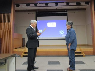 山田副学長による修了証書授与の様子 写真:山田副学長による修了証書授与の様子