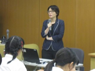 森本講師による模擬授業の様子 写真:森本講師による模擬授業の様子