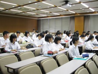 模擬授業を聴く高校生 写真:模擬授業を聴く高校生