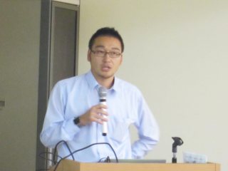 (株)リバネス:高橋社長による挨拶 写真:(株)リバネス:高橋社長による挨拶