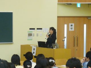 栗原氏の講演 写真:栗原氏の講演