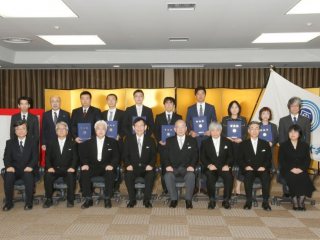 学位授与者の集合写真の様子 写真:学位授与者の集合写真の様子