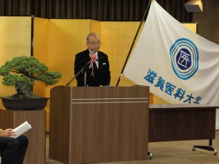 祝辞を述べる塩田学長 写真:祝辞を述べる塩田学長