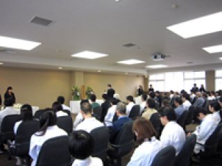 小笠原センター長による慰霊の辞 写真:小笠原センター長による慰霊の辞