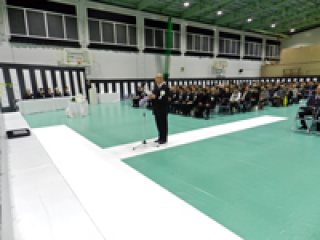 塩田学長による慰霊の辞 写真:塩田学長による慰霊の辞