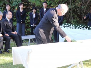 写真：学長による献花