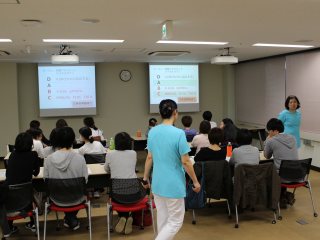 事例検討の様子(看護実践力チェックセミナー) 写真:事例検討の様子(看護実践力チェックセミナー)