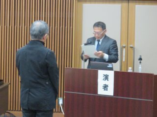 写真：丸尾生涯学習支援室長による修了証書の授与