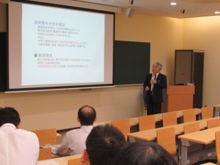 写真：山田副学長の講演 	