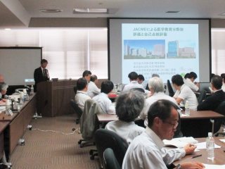 写真：奈良先生による講演