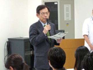 松末病院長による挨拶 写真:松末病院長による挨拶