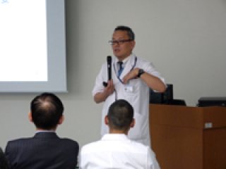 臨床教育講座伊藤教授による説明 写真:臨床教育講座伊藤教授による説明