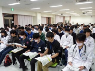 写真：熱心に聞き入る参加者の様子