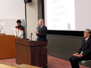 写真：塩田学長による開会式の様子