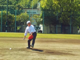 山田副学長による始球式 写真:山田副学長による始球式