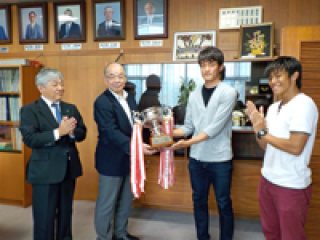 優勝報告の様子 写真:優勝報告の様子