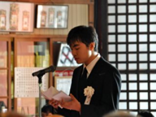 写真：学生代表　生野泰彬さん　慰霊の詞