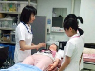 人形を使っての聴診器体験の様子(看護部) 写真:人形を使っての聴診器体験の様子(看護部)