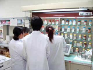 散剤の調剤体験の様子(薬剤部) 写真:散剤の調剤体験の様子(薬剤部)