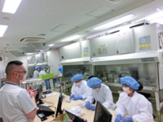 注射剤混注体験の様子(化学療法管理室) 写真:注射剤混注体験の様子(化学療法管理室)