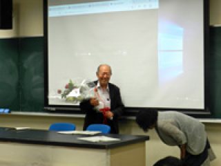 写真：相浦教授による花束贈呈の様子