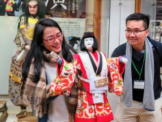 人形遣いに挑戦 写真:人形遣いに挑戦
