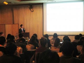 八尾先生の講演 写真:八尾先生の講演