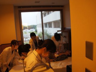 写真：病室での訓練の様子